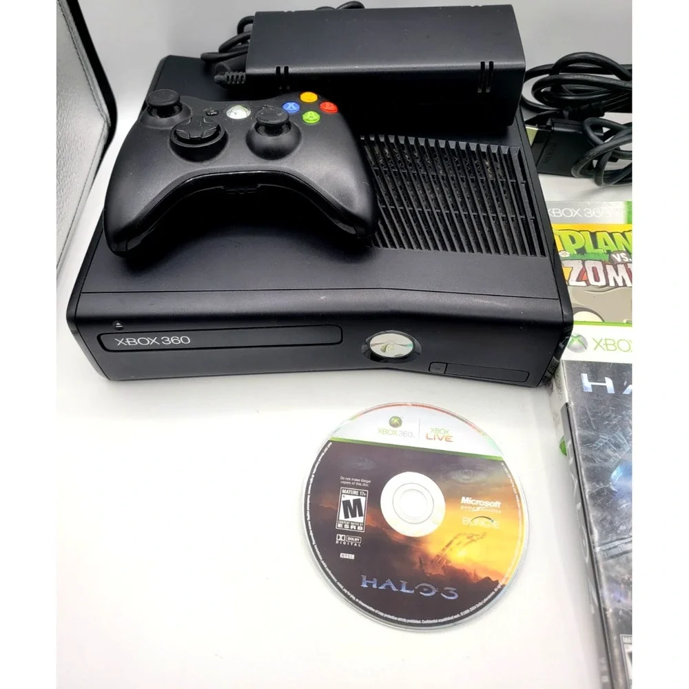 Microsoft Xbox 360 Slim S 1439Console Wireless Controller 4GB 3 GAMES BUNDLE